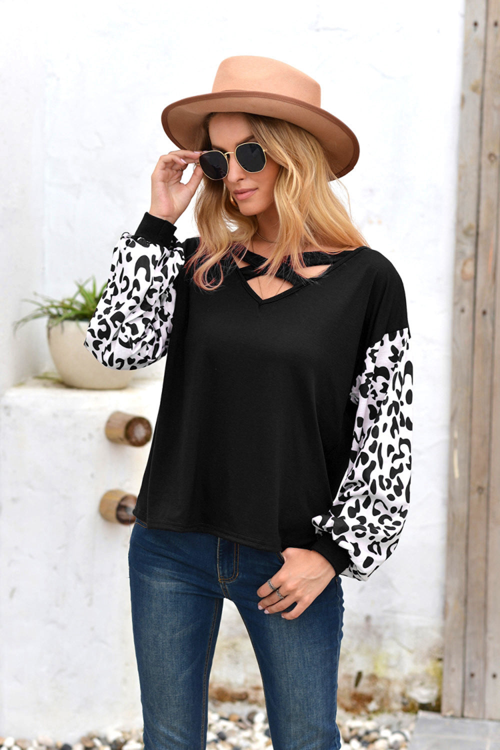 Creamtopmall Cross Collar Leopard Sleeve T-shirt