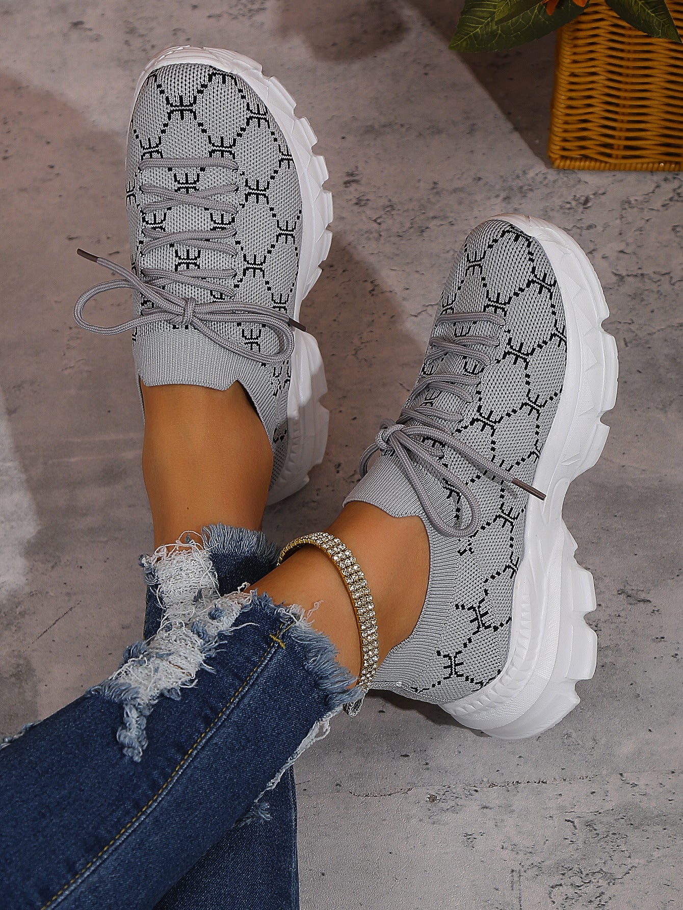 Creamtopmall Geometric pattern lace-up fly-knit sneakers